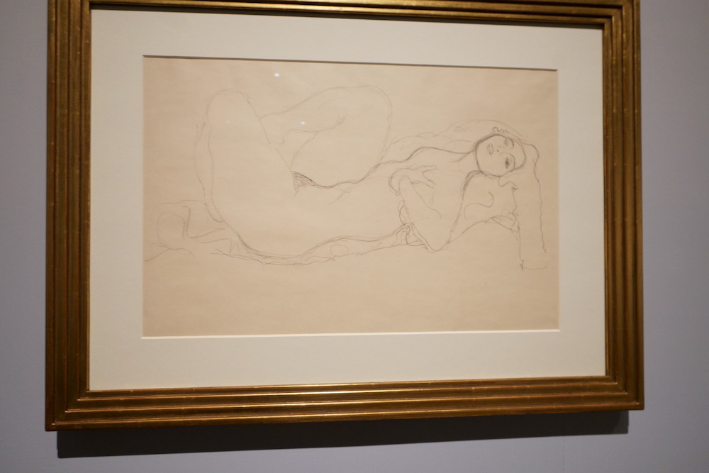 グスタフ・クリムト《脚を曲げ横たわる裸婦》1914／15年 