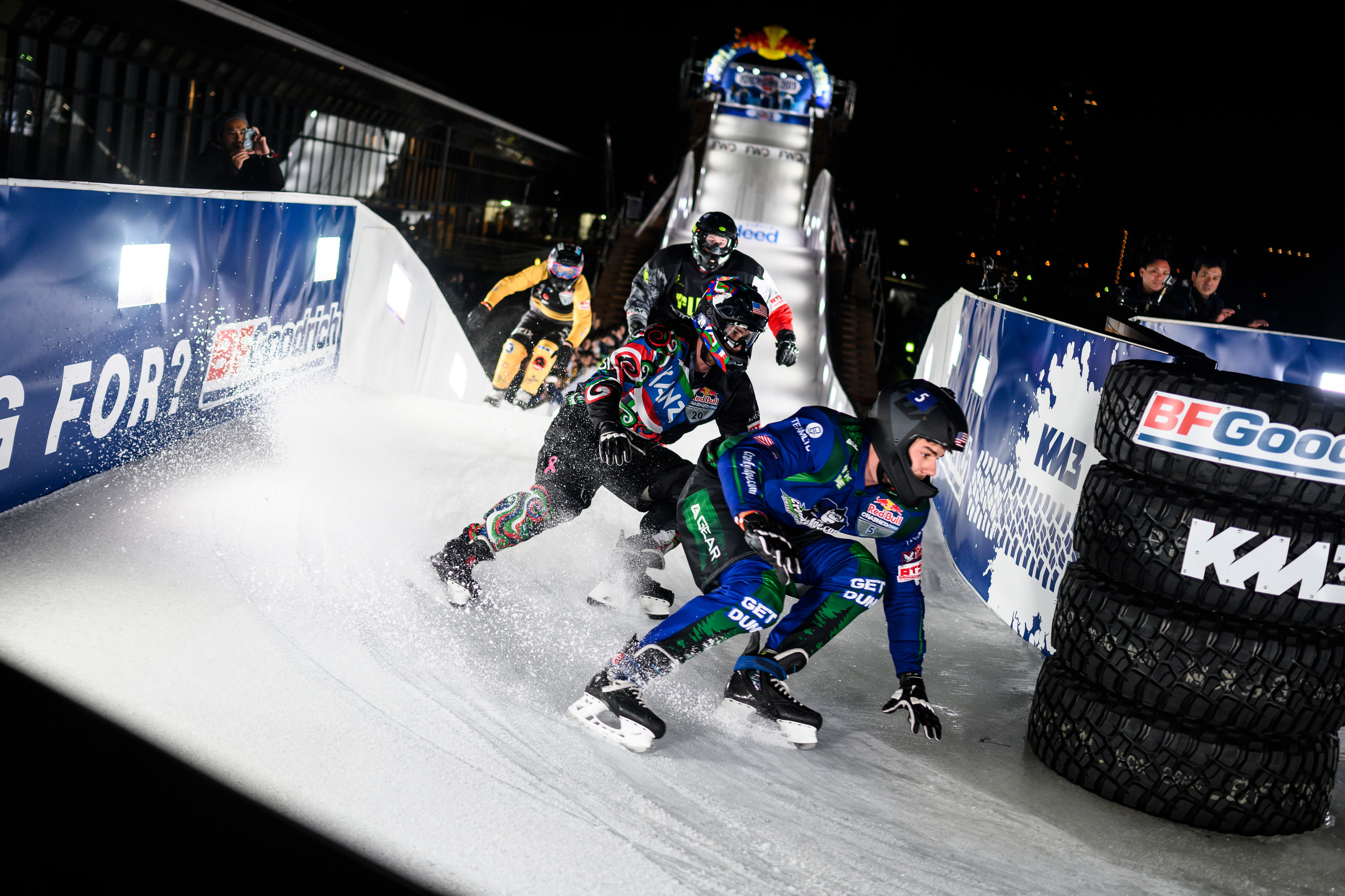 プロテクターを付けた選手たちが氷の特設コースを滑り降りる。『Red Bull Ice Cross World Championship』は、2020年2月15日（土）に横浜市の臨港パーク特設会場にて開催