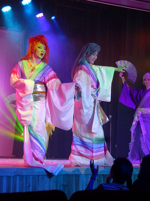 一度観たら忘れがたい大衆演劇の魅力。箕面温泉スパーガーデンでの春陽座の舞台(18年10月)。