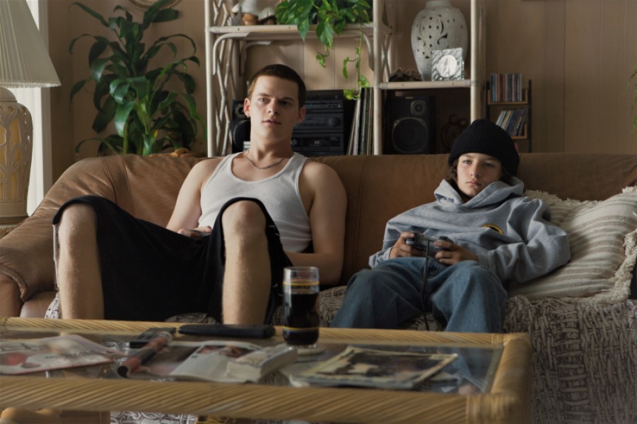 『mid90s ミッドナインティーズ』より