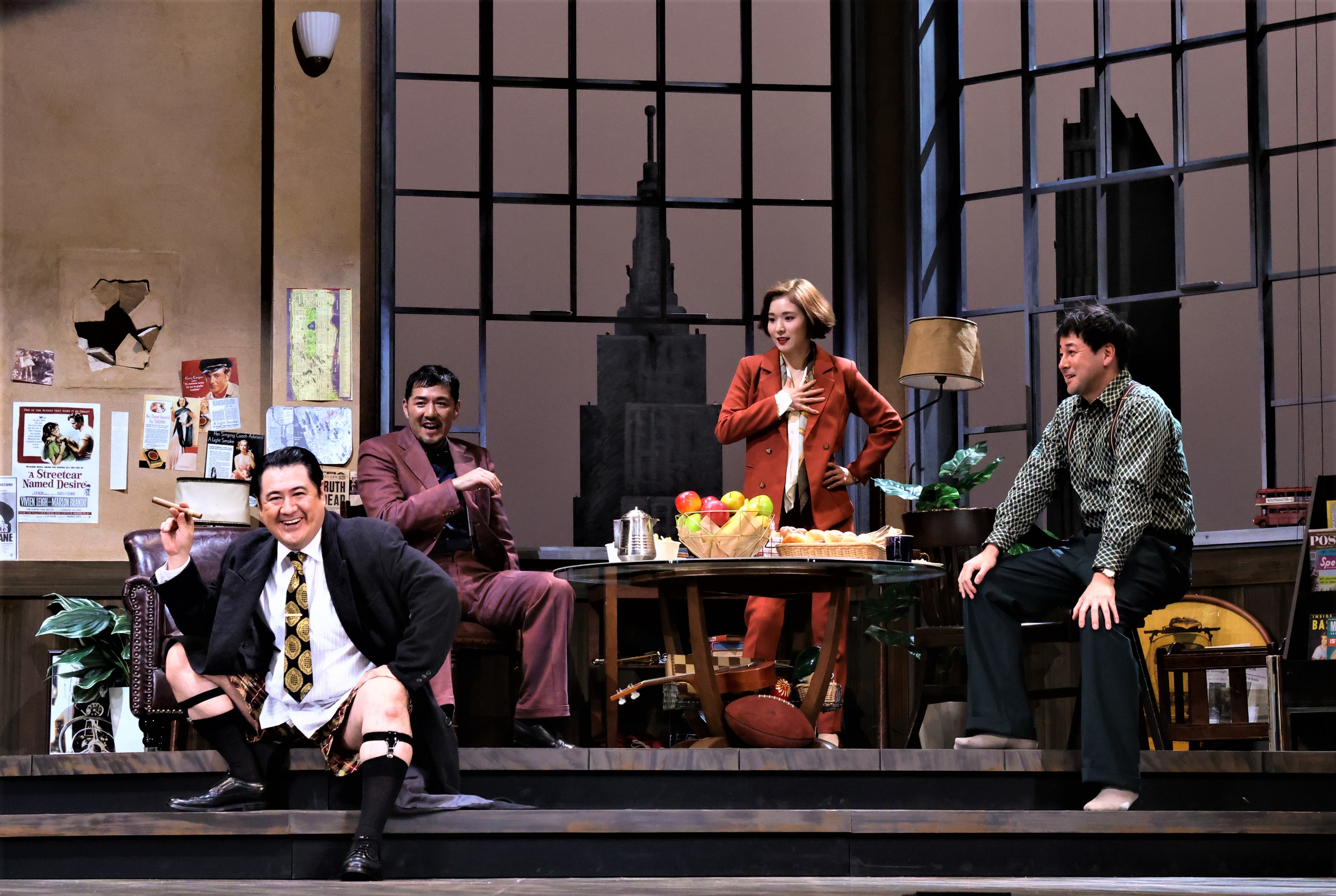 12月5日に初日を迎えた、シス・カンパニー『23階の笑い』の一場面。左から小手伸也、吉原光夫、松岡茉優、鈴木浩介