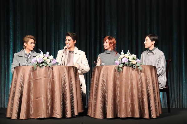 （左から）芹香斗亜、真風涼帆、星風まどか、上田久美子