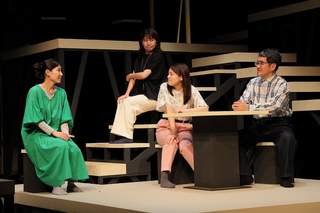 iaku『はぐらかしたり、もてなしたり』舞台写真　（左から）竹田モモコ、異儀田夏葉、高橋紗良、瓜生和成 　　　　　　撮影：木村洋一