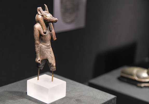 《山犬頭のアヌビス神小像》第3中間期〜末期王朝時代、前1070〜前525年頃