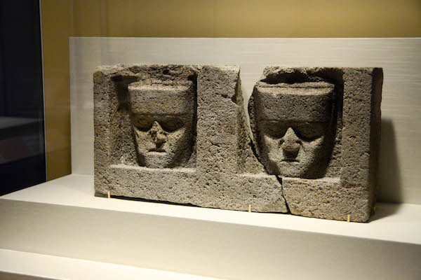 《2人の男性の顔が彫られたティワナク様式の石のブロック》