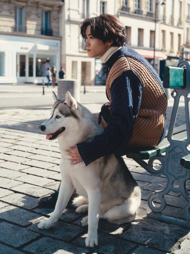 『川村壱馬 1st写真集 Etoile』（小学館）　ハスキー犬との表情シンクロカット