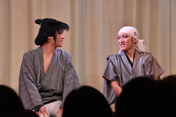 写真右、五男は里美(さとみ)花太郎さんという名前になり、今年1月から劇団美山の花形を務める。左は劇団美山・里美たかし総座長。