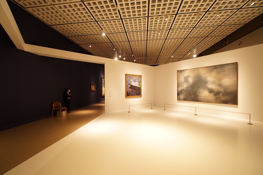 左：クロード・モネ《舟遊び》1887年頃 国立西洋美術館 松方コレクション、右：ゲルハルト・リヒター《雲》1970年 フォルクヴァング美術館