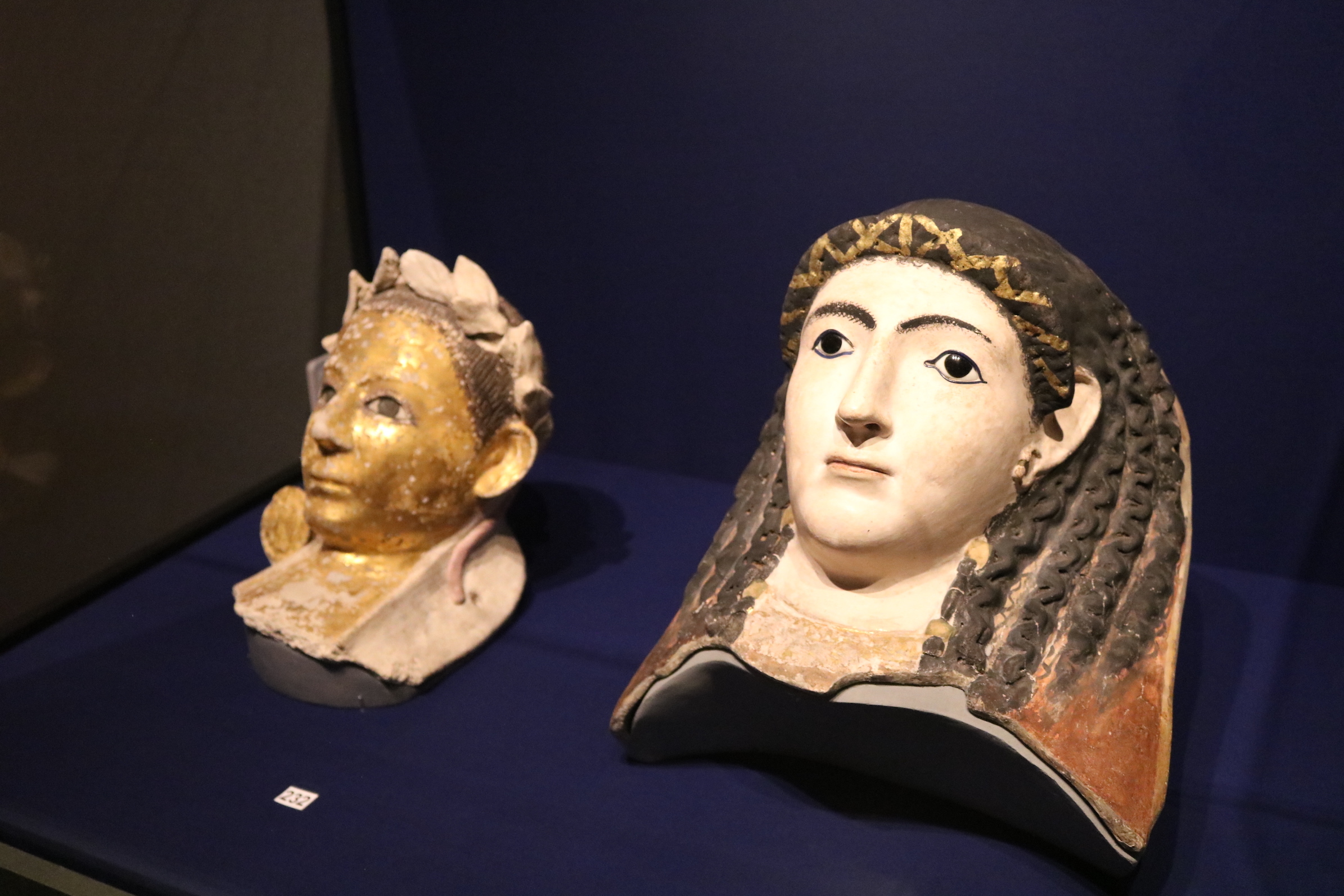 左：「若い男性のミイラマスク」　後100～後140年  右：「女性のミイラマスク」　後90～後100年頃
