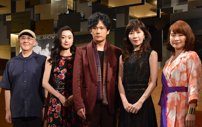 作・演出の鈴木聡、出演する中島亜梨沙、稲垣吾郎、安寿ミラ、北村岳子（左から）