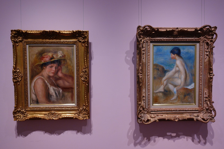 左：ピエール=オーギュスト・ルノワール《帽子の娘》1910　油彩・キャンヴァス　SOMPO美術館、右：ピエール=オーギュスト・ルノワール《浴女》1892-93年頃　油彩・キャンヴァス　SOMPO美術館