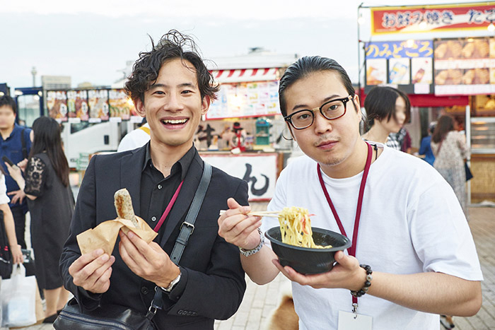 フェス飯の出店前で 上野耕平・反田恭平  [撮影：大橋祐希]