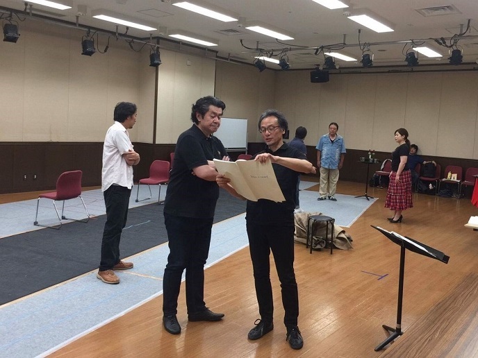 「外套」のルイージ役 千代崎元昭さんにスコアを示して話すマエストロ。 提供：みつなかホール