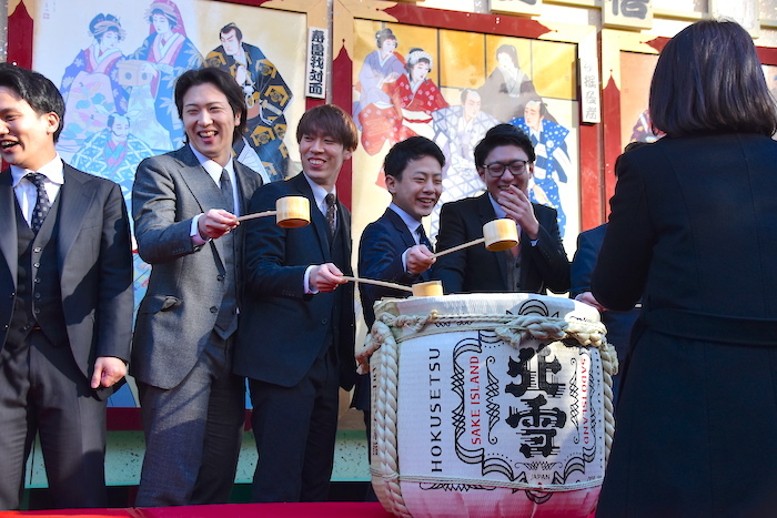 笑顔で酒を振る舞う尾上松也(左から2番目)ら