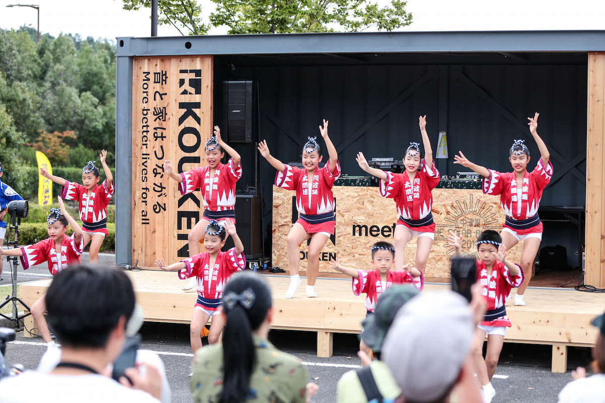 子どもは微笑ましい、阿波踊り「阿波踊 太閤連」のみなさん