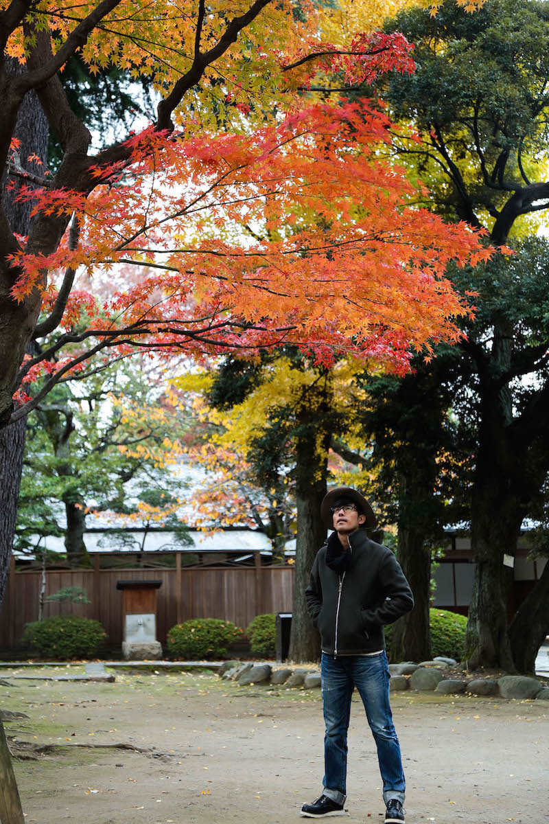 紅葉の下たたずむK