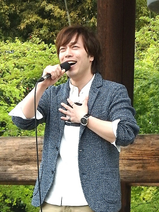 劇中歌「陽ざしの中へ」を熱唱する飯田達郎