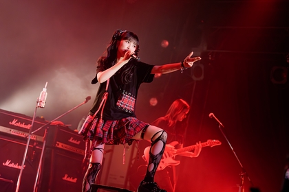 LustQueenが1stワンマンツアー『RAISE A FLAG』完走、4人で示した確かな成長と新たな物語への希望