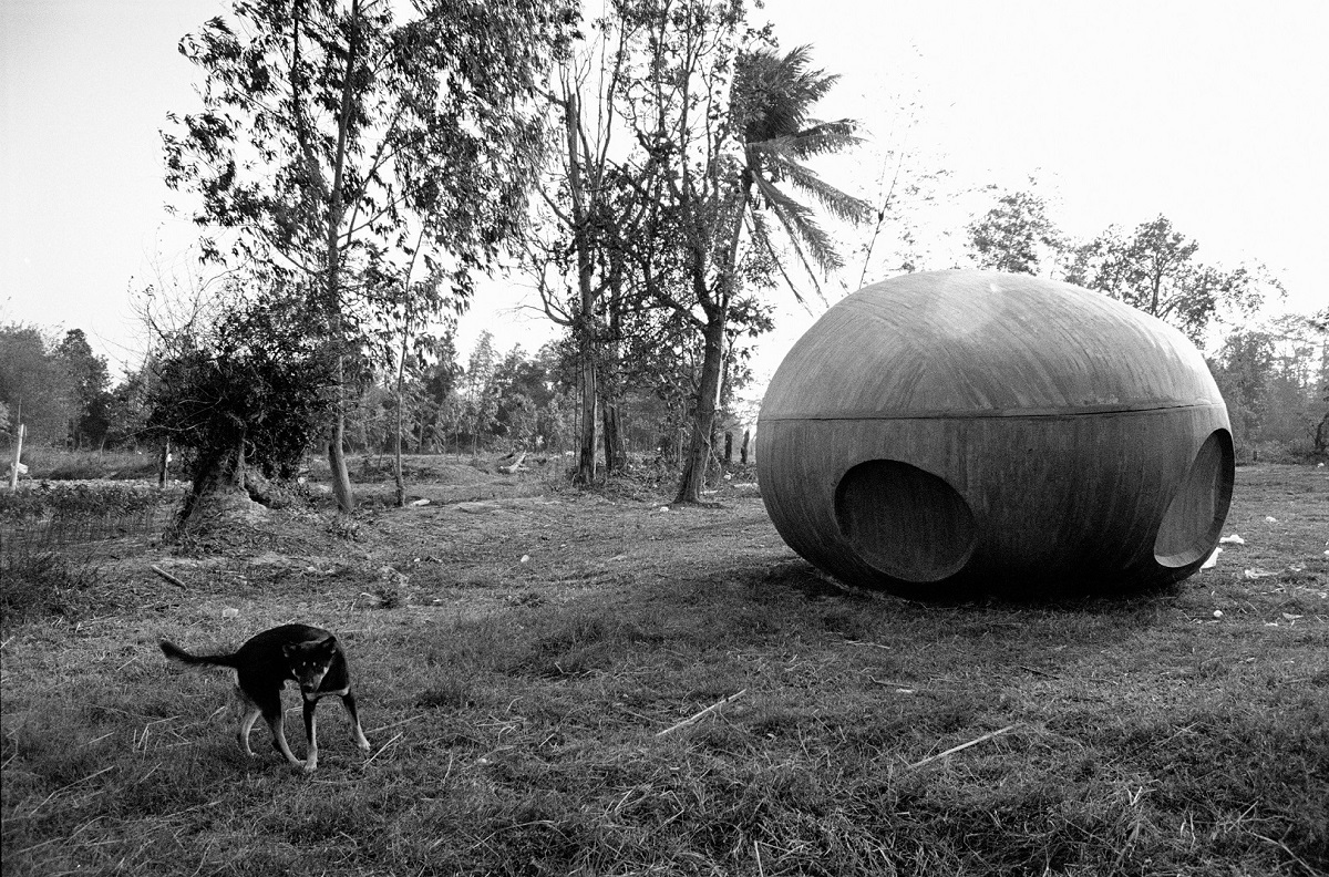 《ナブア森の犬と宇宙船、2008 年》2013 年 発色現像方式印画 東京都写真美術館蔵