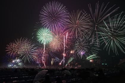 初の秋花火となった『第37回 なにわ淀川花火大会』雨に見舞われながらもフィナーレまで完走、澄んだ空に映えた豊かな色彩