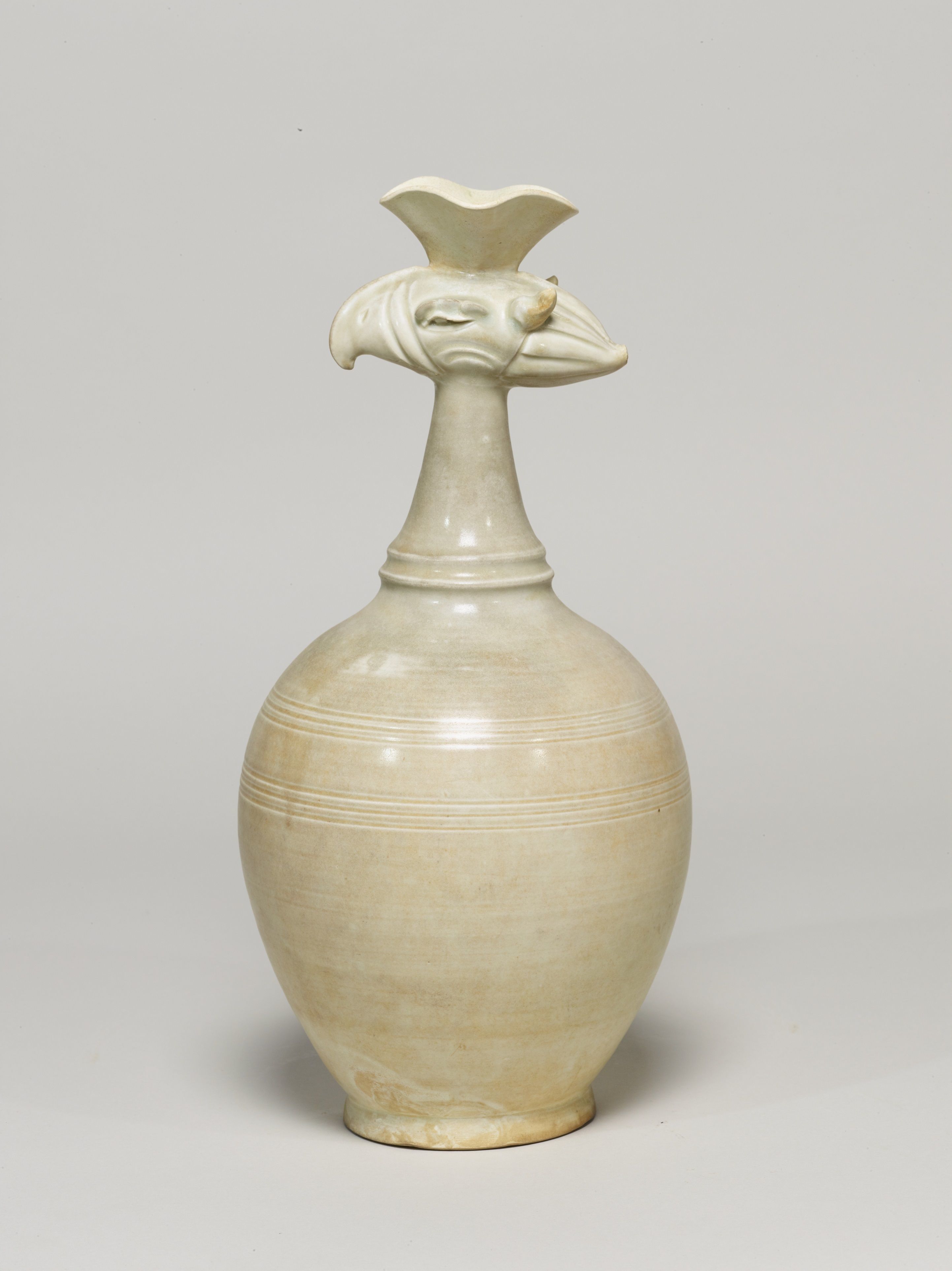 白磁鳳首瓶 中国　北宋時代・11世紀  (展示期間：9月4日～12月25日)