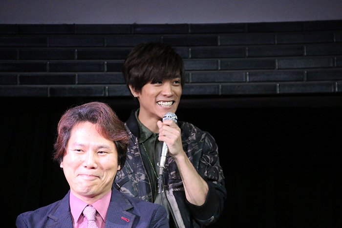平間壮一　（手前はCAPCOMの小林裕幸）