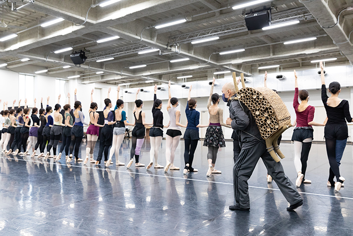 東京バレエ団『かぐや姫』第1幕リハーサル　手前は飯田宗孝　photo：Shoko Matsuhashi