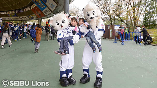 レオ・ライナ、公式パフォーマー「bluelegends」によるお出迎えも (c)SEIBU Lions