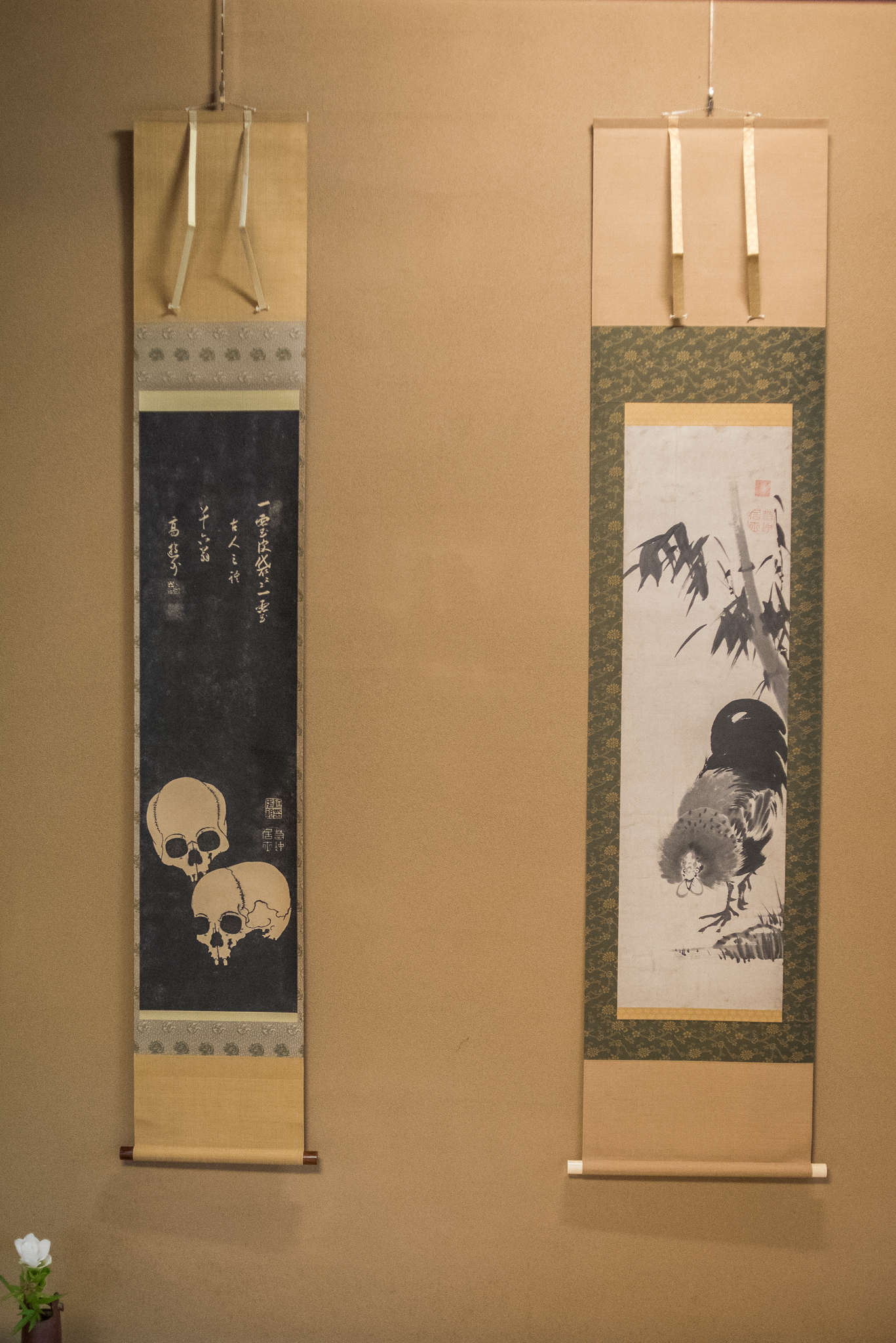 左から「髑髏図」「竹に雄鶏図」。「竹に雄鶏図」が本物とわかり「喜びもひとしおだった」と小島住職
