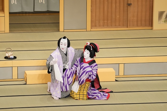 夜の部『義経千本桜 すし屋』（左より）弥助実は三位中将維盛=中村時蔵、お里=中村梅枝
