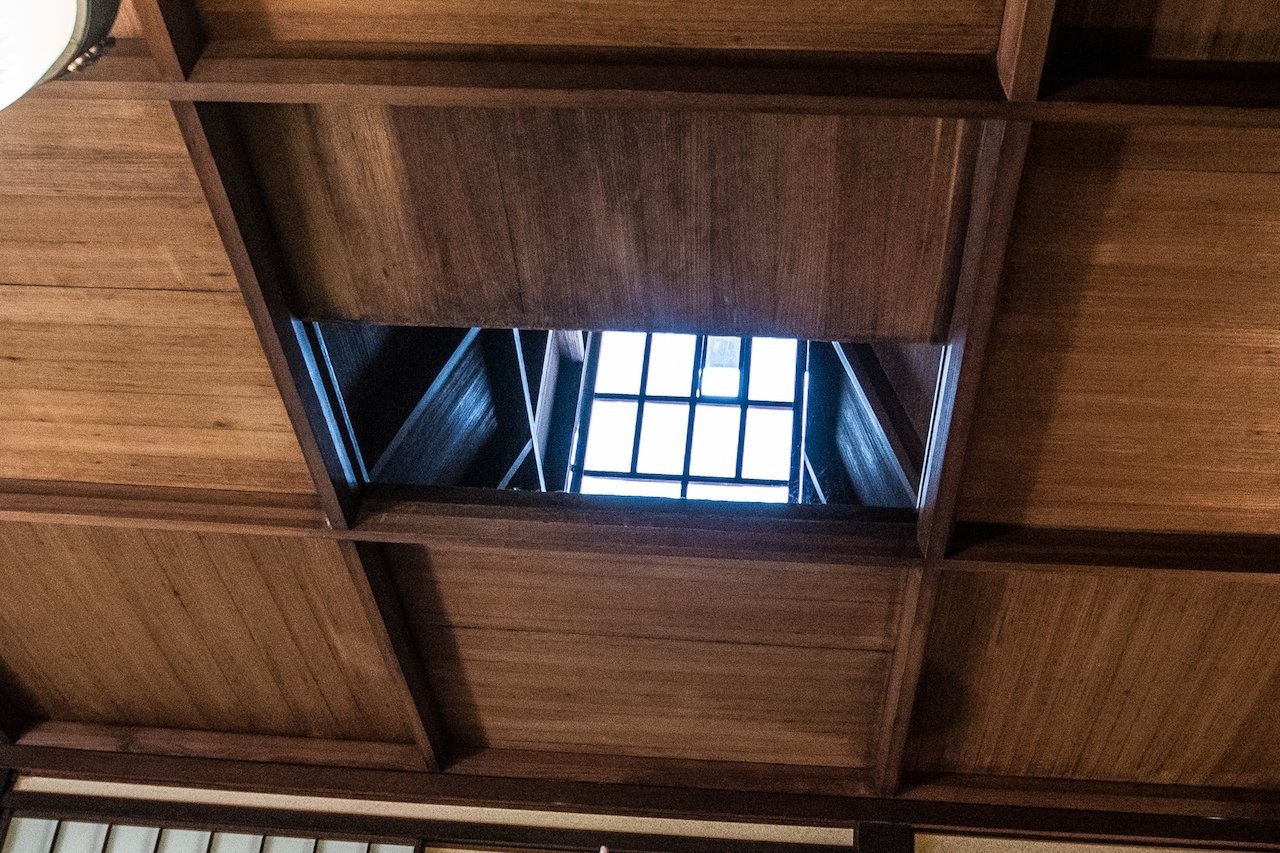 大広間の天井の明かり窓。斜めになった天井の横に「武者溜まり」が設えてある