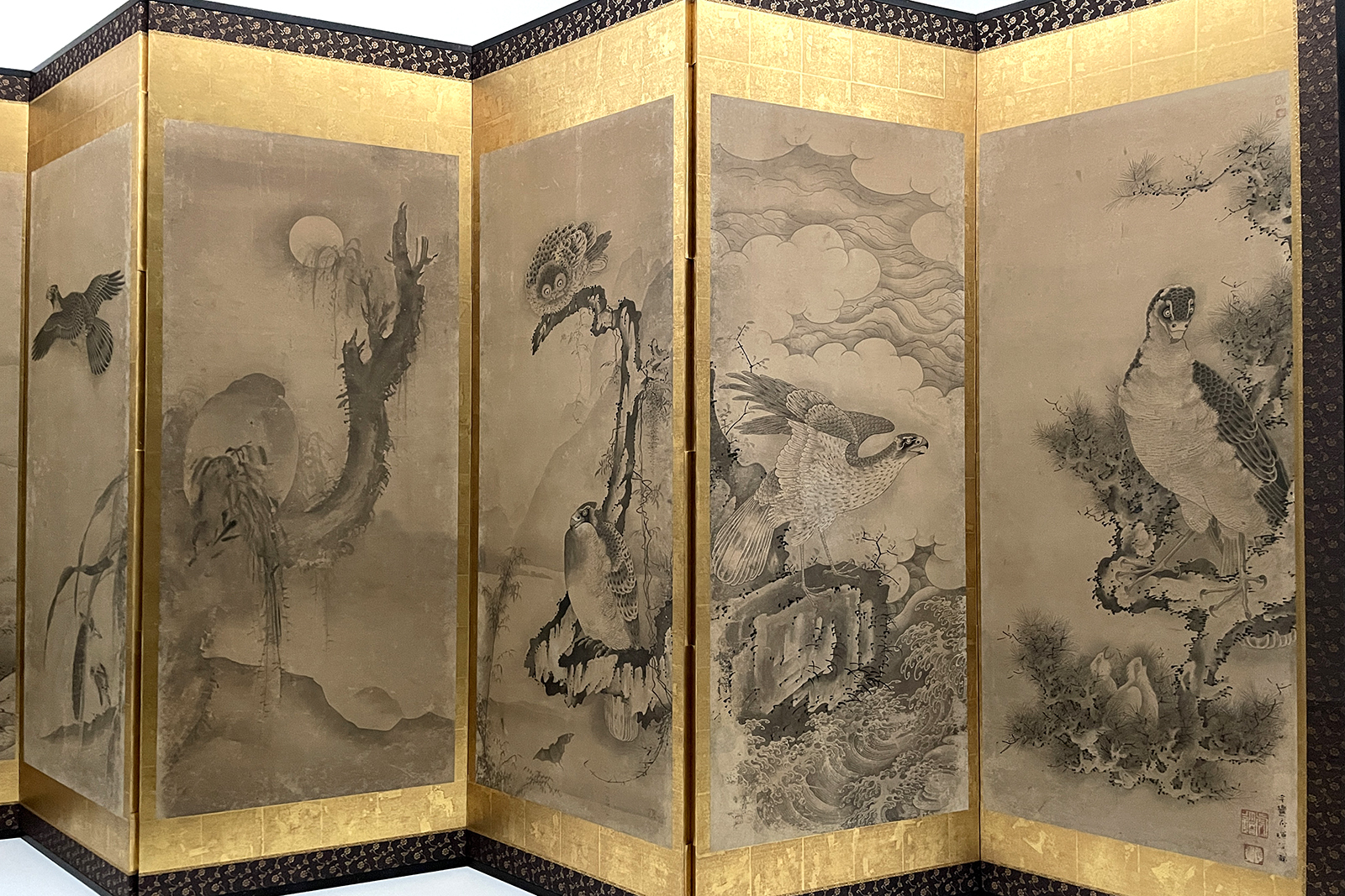 曽我蕭白「鷹図押絵貼屏風」1758〜61年　個人蔵
