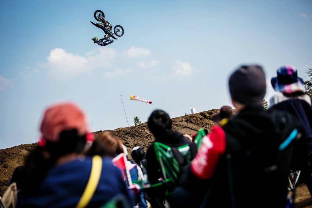 フリースタイルモトクロス（FMX）は迫力満点