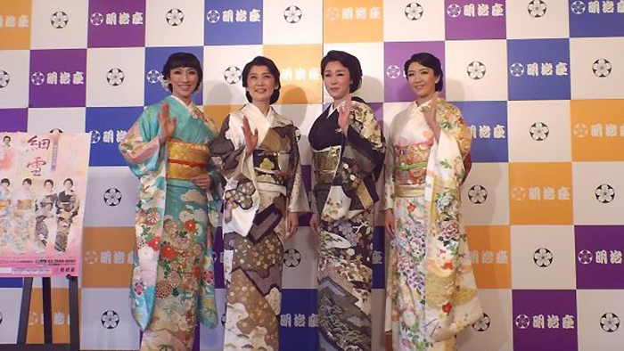 着物の柄も4人4様の美しさ。左から、水夏希、一路真輝、浅野ゆう子、瀬奈じゅん