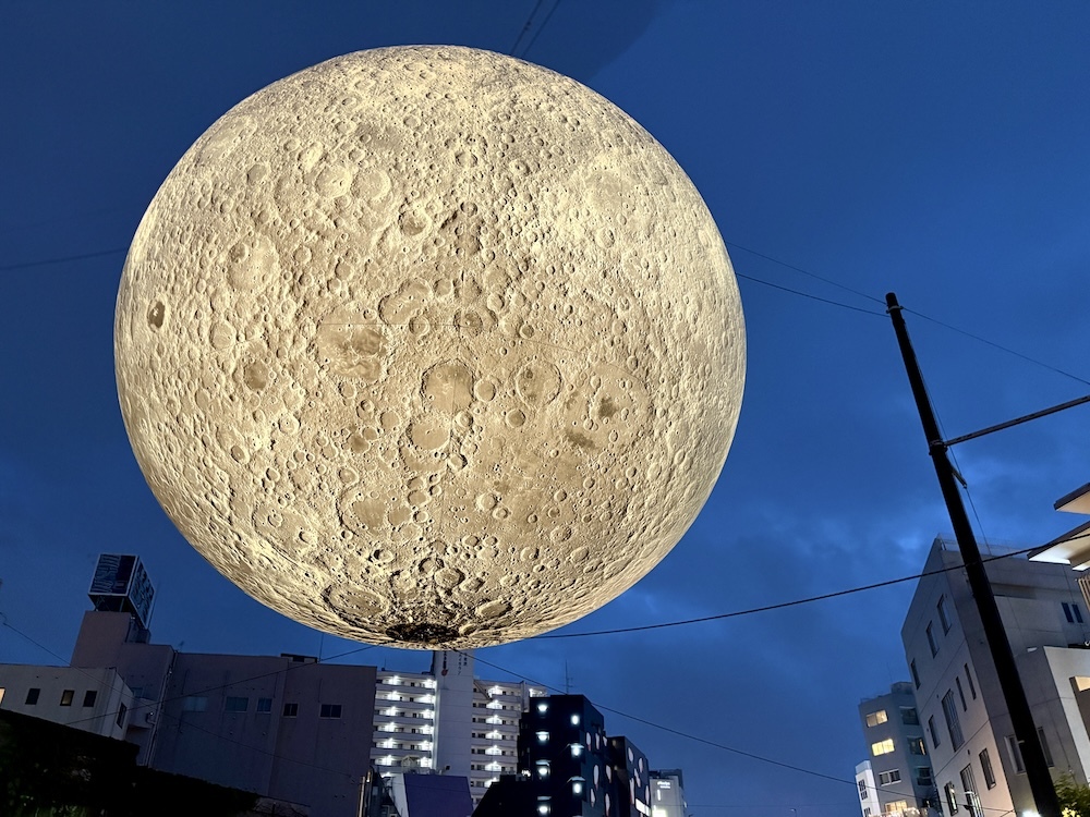 ルーク・ジェラム《Museum of the Moon》