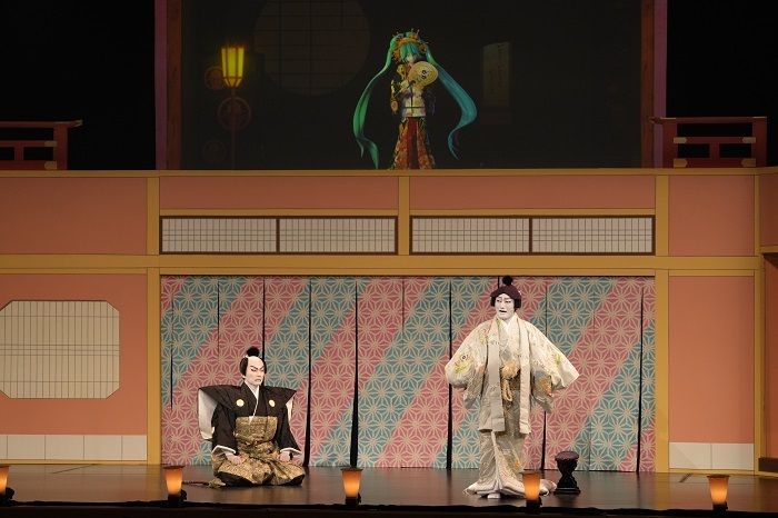 （左より）平井保昌＝中村獅一、傾城七綾太夫実は将門息女七綾姫＝初音ミク、源頼光＝澤村國矢