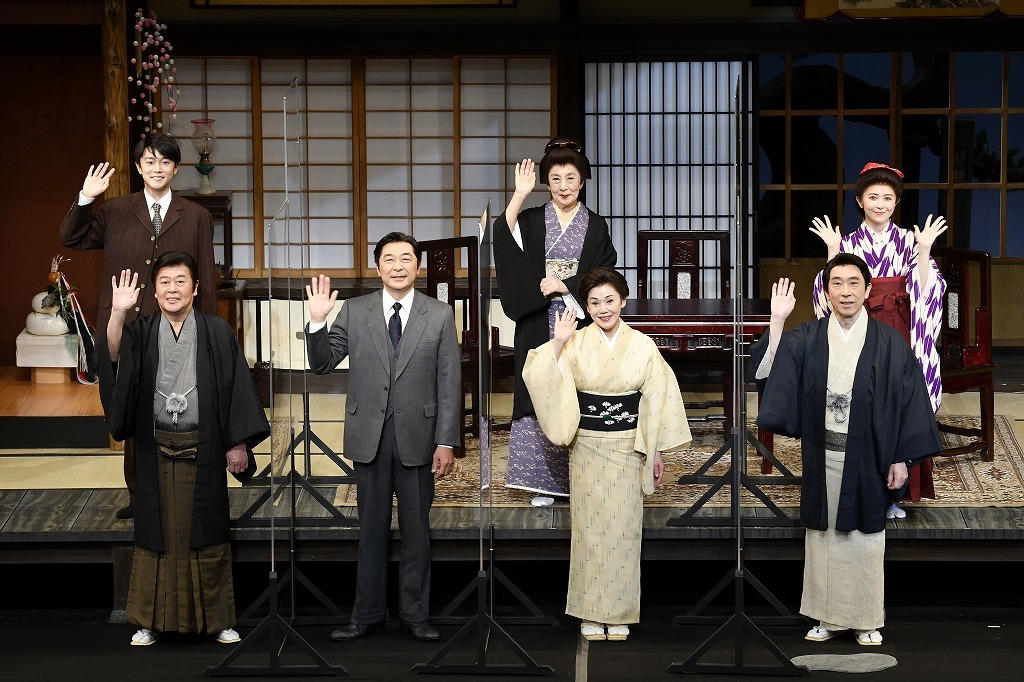 （前列左から）風間杜夫、高橋克実、大竹しのぶ、段田安則(後列左から)林翔太、銀粉蝶、宮澤エマ