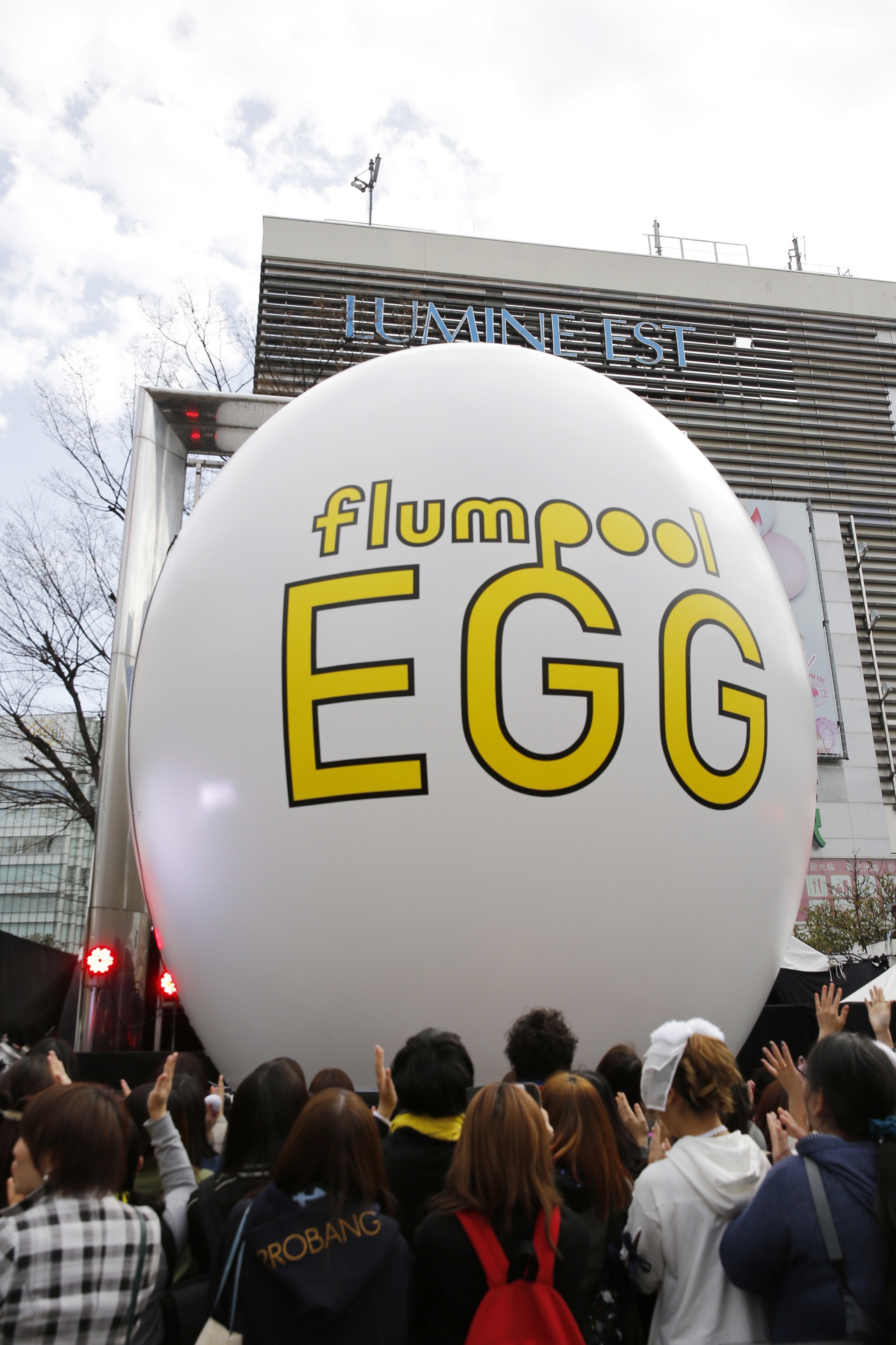 新宿に出現した謎の巨大卵