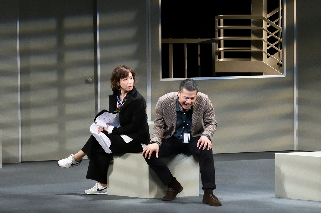 二兎社公演『ザ・空気』左から、若村麻由美、田中哲司。 撮影／本間伸彦