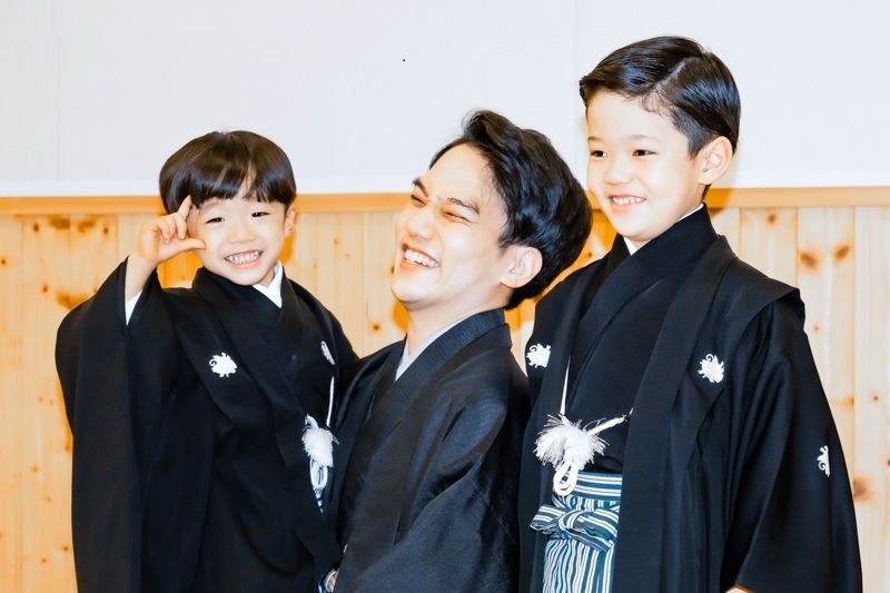 （左から）次男・中村秀乃介、中村歌昇、長男・中村種太郎