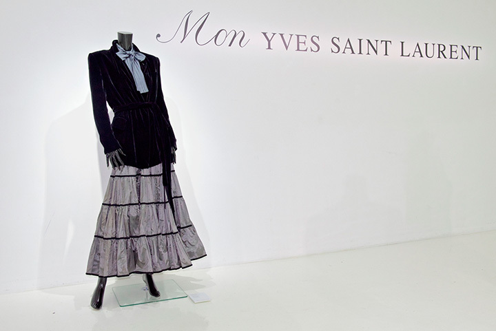  『Mon YVES SAINT LAURENT』展示イメージ　日本服飾文化振興財団2015年展示会より
