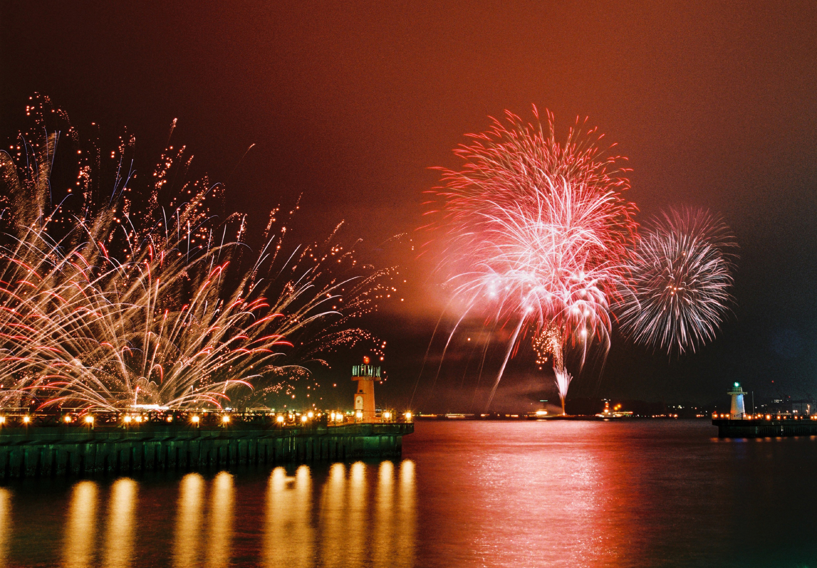 花火大会特集 海と県境を越えた2県の市民が共同開催する 関門海峡花火大会 美しい花火の共演 Spice エンタメ特化型情報メディア スパイス