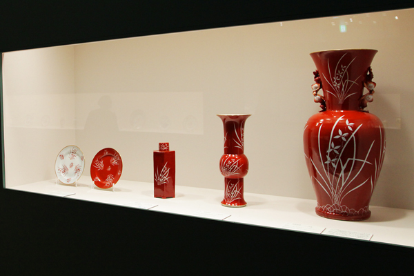 色絵金彩「エステルハージ」文 右手前から瓶、尊形瓶、六角形瓶、皿