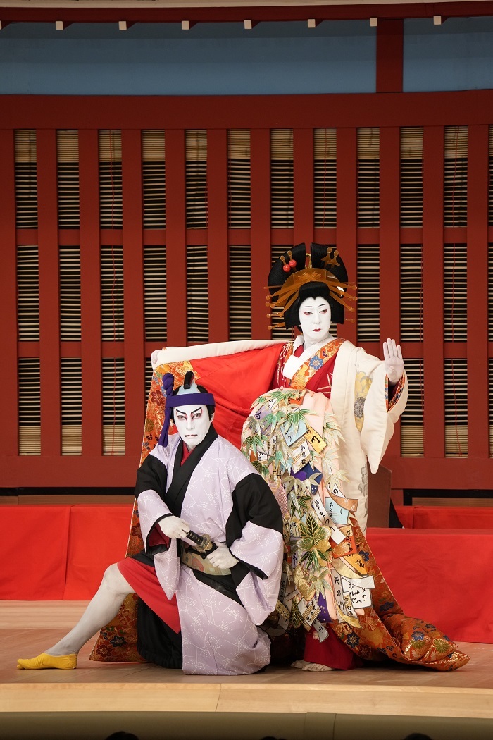 夜の部『助六由縁江戸桜』（左より）花川戸助六=市川團十郎白猿、三浦屋揚巻=坂東玉三郎_ ／(C)松竹