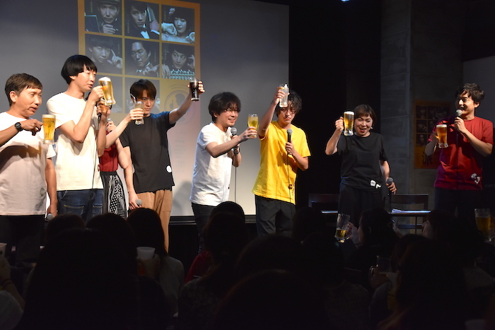 米津玄師を意識したヘアスタイルだという安西慎太郎が乾杯の挨拶をした。「皆さま、本日はご来場いただきまして、ありがとうございます。カンパーイ！」
