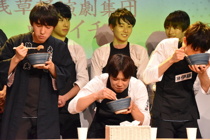 「丼かきこみ審査」の様子