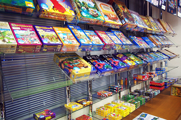 店内は自社流通品を中心にボードゲームがずらり (C) Dear Spiele