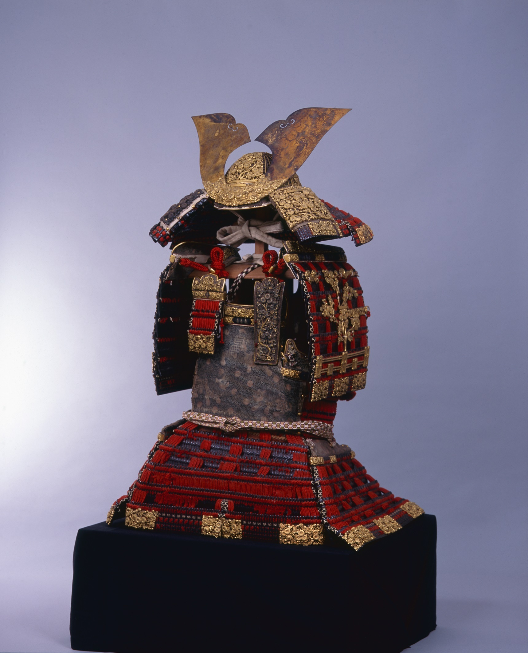 櫛引八幡宮所蔵 国宝 赤糸威鎧（菊一文字の鎧兜）【通期展示】