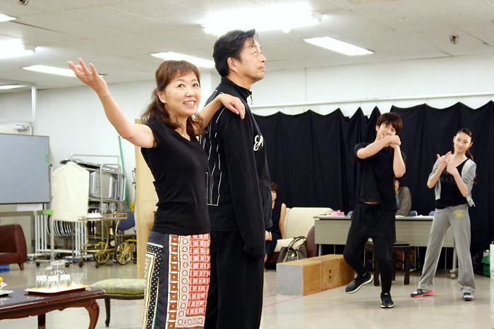 （左から）浅田美代子、中村雅俊、溝端淳平、栗山千明 『ミッドナイト・イン・バリ～史上最悪の結婚前夜～』