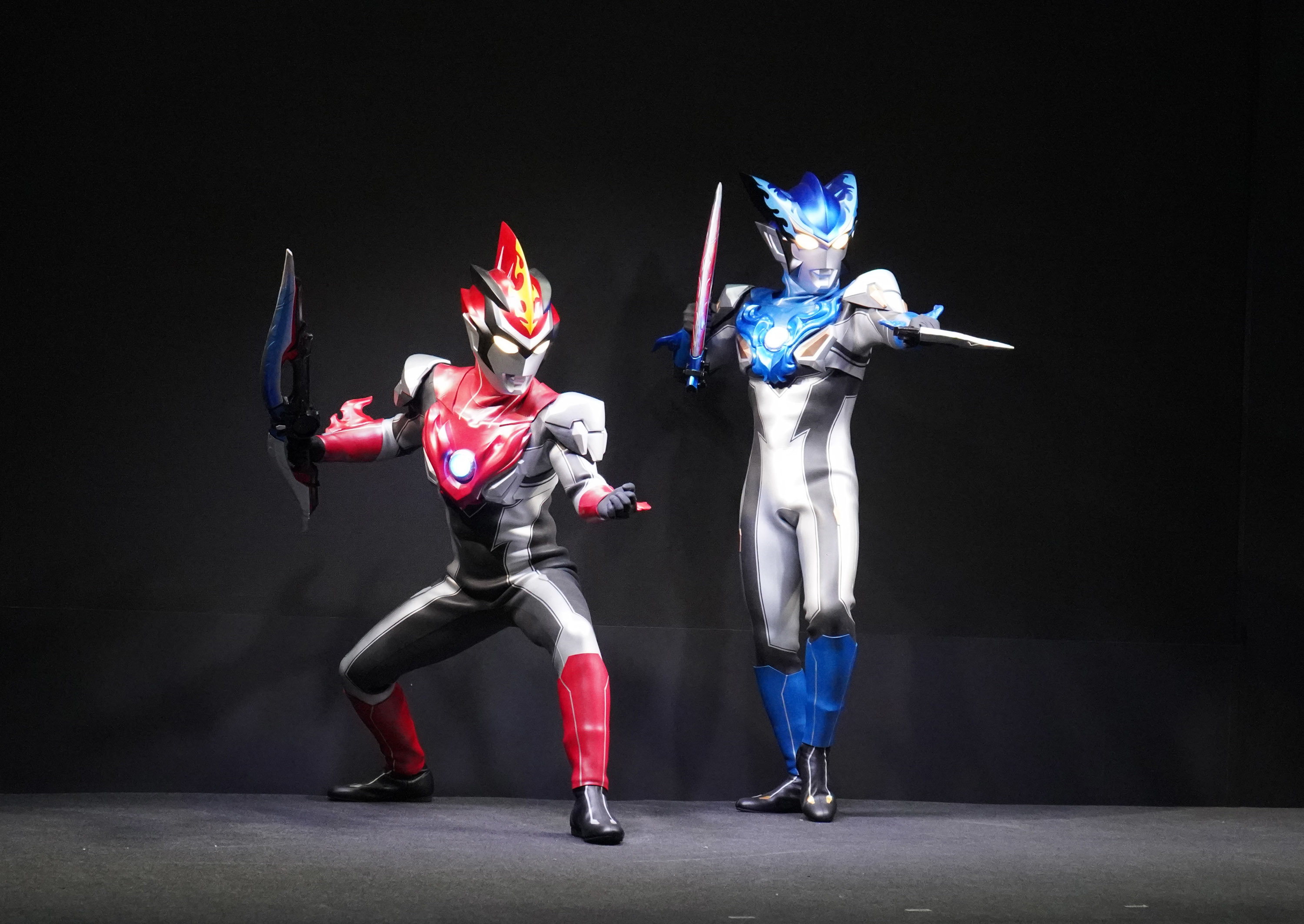 左からウルトラマンブル アクア、ウルトラマンロッソ フレイム